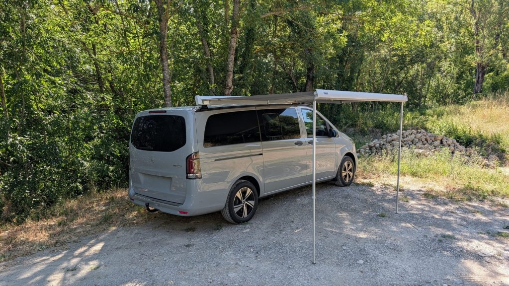 Store Thule Omnistor 4200 posé sur un Mercedes Vito aménagé