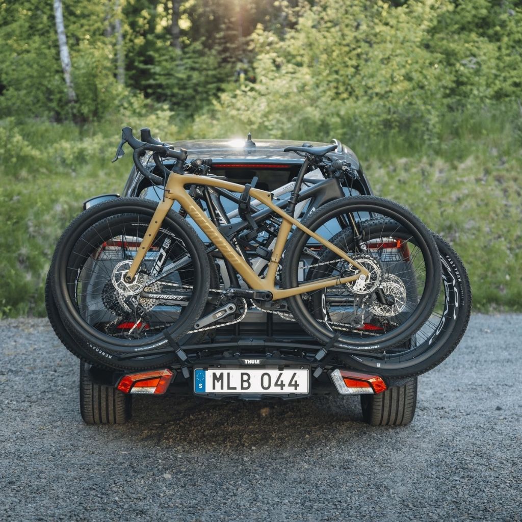 Porte-vélos Thule EasyFold sur attelage chargé de vélos électriques