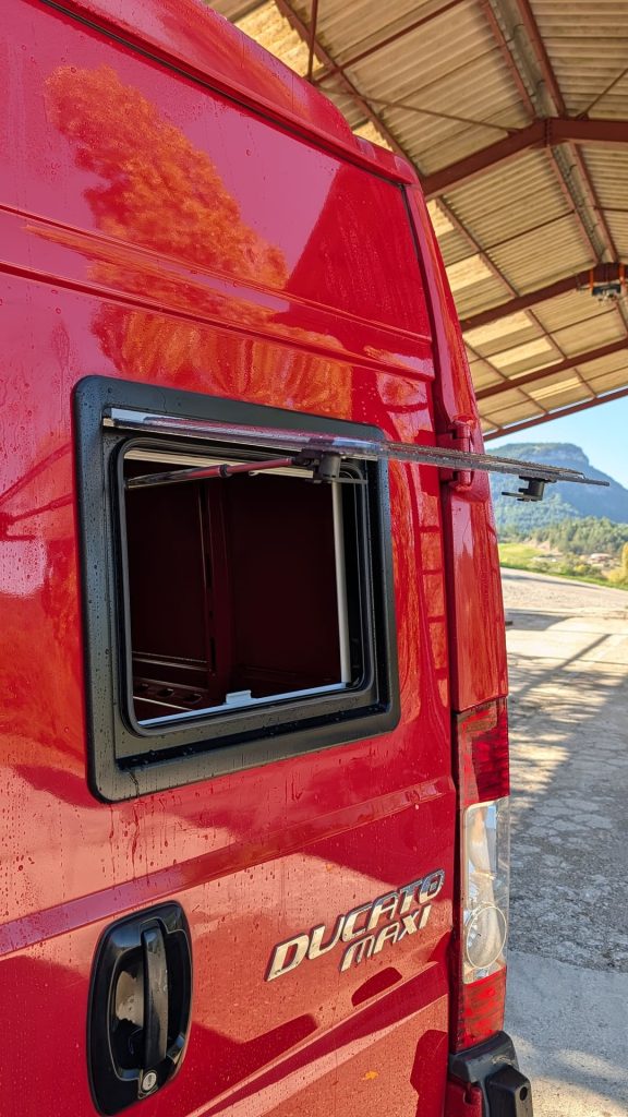 Fenêtre projetable Dometic S4 posée sur un van à l’atelier d’Aurel