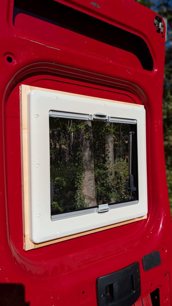 Fenêtre Dometic S4 sur van, store occultant et moustiquaire intégrés