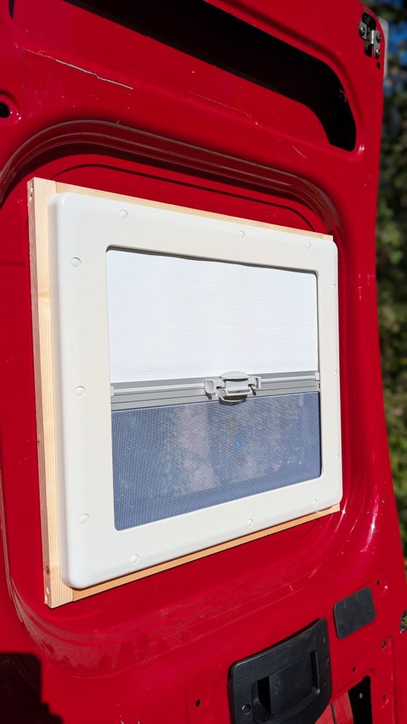 Store et moustiquaire intégrés au cadre intérieur d’une fenêtre Dometic S4