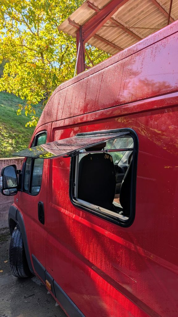 Fenêtre projetable Dometic S7P posée sur un van à l’atelier d’Aurel