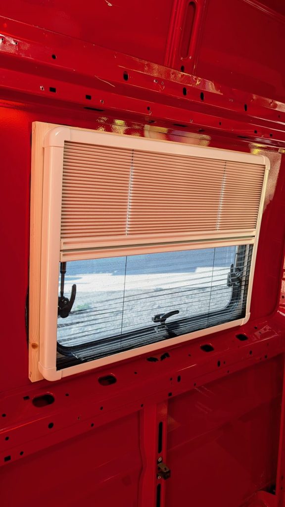 Store et moustiquaire intégrés au cadre intérieur d’une fenêtre Dometic S7P